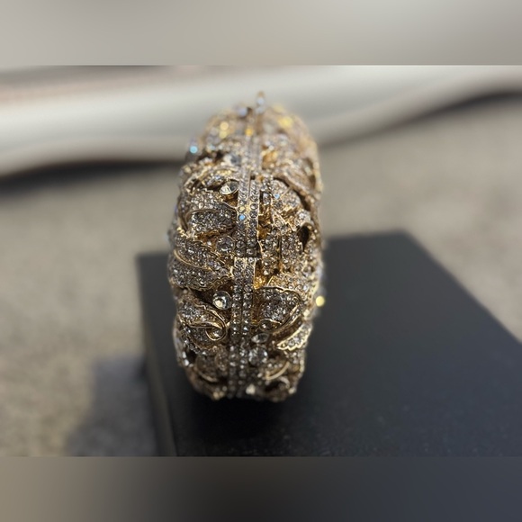 DOLLI golden magnetic hand clutch - Picture 5 of 8